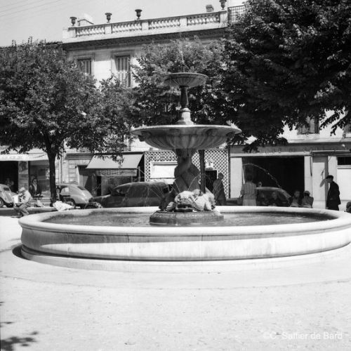 Place Francis Louvel un matin de juin.