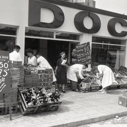 Ouverture du magasin DOC à Soyaux, notez les prix des produits en anciens frans d'avant 1960 (250 fr. = 2,5 fr. de nouveaux francs).