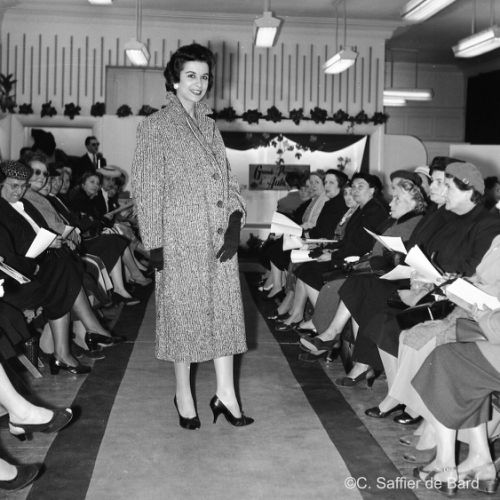 Défilé de mode au magasin Saint Simon, aujourd'hui le Quick et un centre d'affaires, place de l'hôtel de Ville à Angoulême.