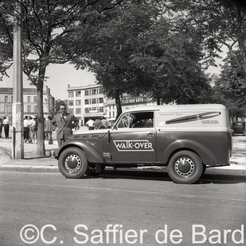 Camionnette Renault Juva 4 publicitaire.