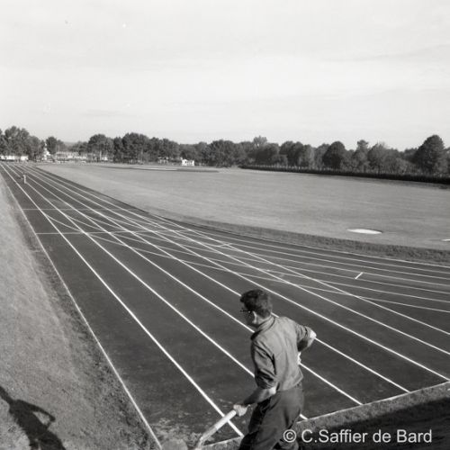 Préparation de la piste d'athlétisme des Trois Chênes.
