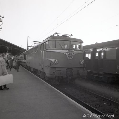 remier passage du train 'L'Etendard' à Angoulême.