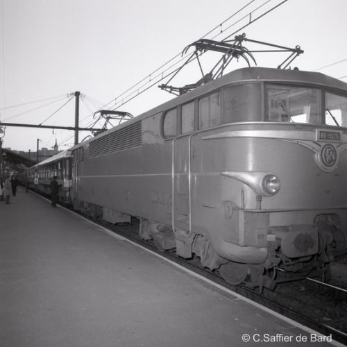 Les premières motrices étaient des BB remplacées par des CC 6500 en 1971.