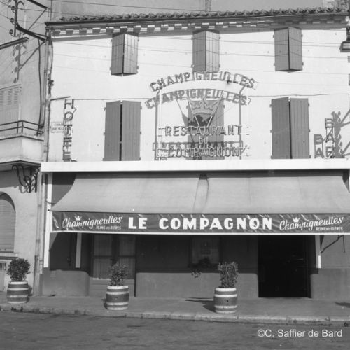 Restaurant Le Compagnon place du Champ de Mars.