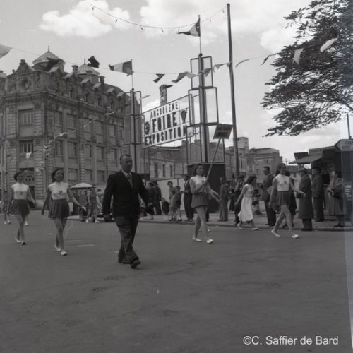 Défilé de jeunes filles rue de périgeux pendant la foire exposition d'Angoulême.