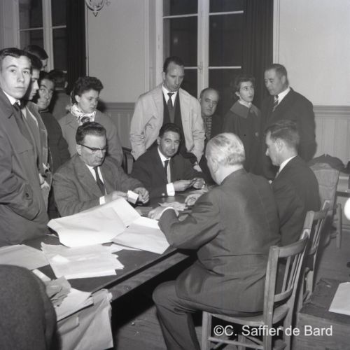 Dépouillement de votes avec Maître Chiron à la Salle des Sociétés Savantes de l’Hôtel de Ville d'Angoulême.